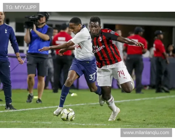 AC米兰中文网站为粉丝提供的最新球员转会信息与签约动态